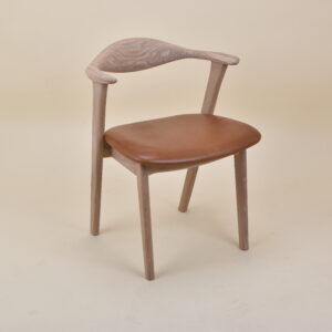 EK48 Hvidolieret eg med cognacfarvet læder